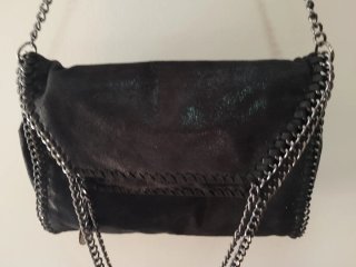 Bolso cadenas negro tipo Stella McCartney.