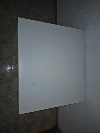 Mesa de comedor blanca.