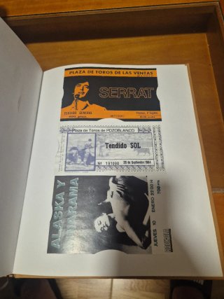 Los sellos, billetes e iconos de la Democracia