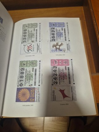 Los sellos, billetes e iconos de la Democracia