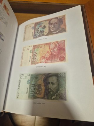 Los sellos, billetes e iconos de la Democracia