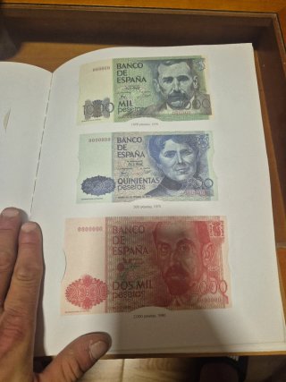 Los sellos, billetes e iconos de la Democracia