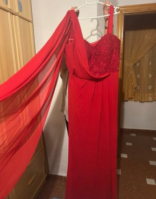 Vestido rojo largo con pedrería