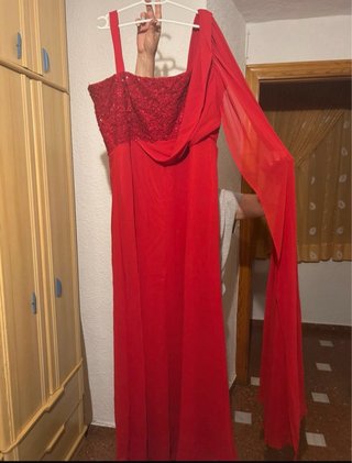 Vestido rojo largo con pedrería