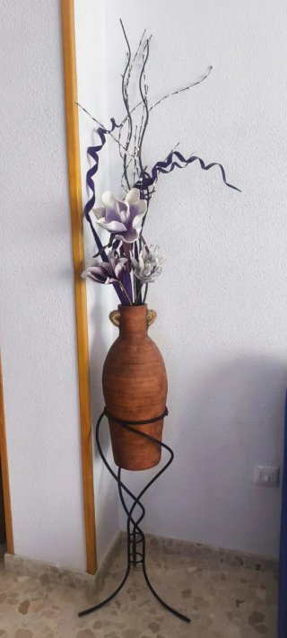 Jarrón de terracota con soporte metálico