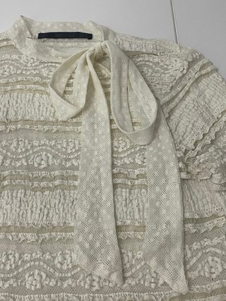 Camiseta Zara encaje lazo blanco roto T.XS
