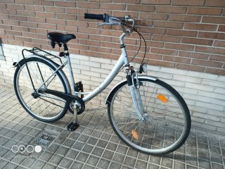 Bicicleta plateada urbana