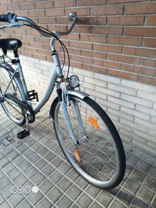 Bicicleta plateada urbana