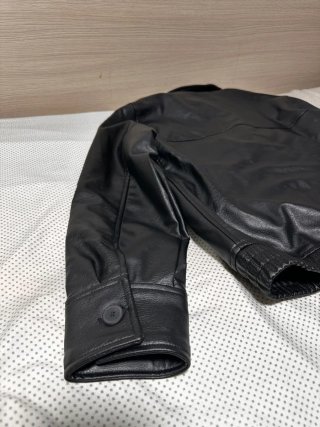 Chaqueta Zara efecto piel negra