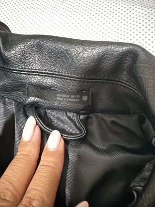 Chaqueta Zara efecto piel negra