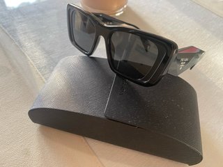 Gafas de sol negras, con estuche