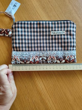 Cartera de tela con estampado de cuadros