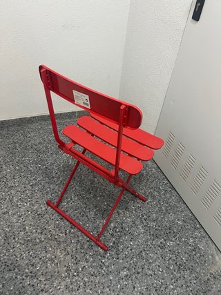 Silla plegable roja de metal
