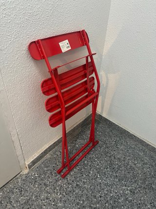 Silla plegable roja de metal