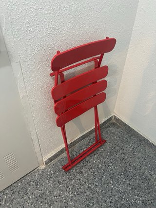 Silla plegable roja de metal