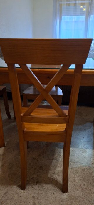 Mesa de comedor de madera y cristal