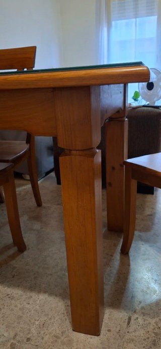 Mesa de comedor de madera y cristal