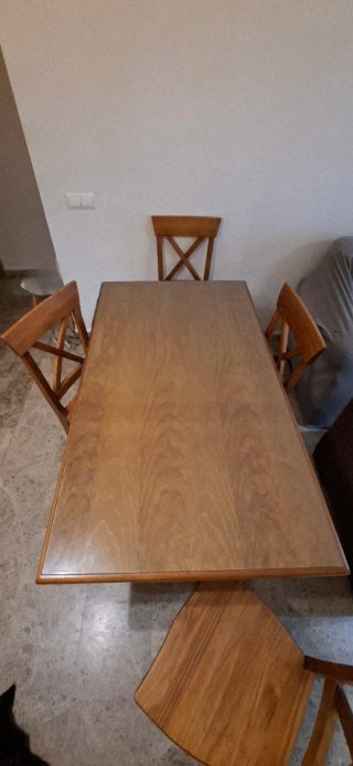 Mesa de comedor de madera y cristal