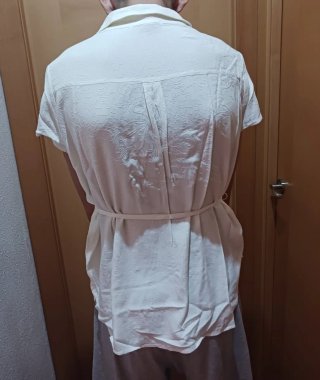 Blusa beig con cinturón tela bordada (Mujer)