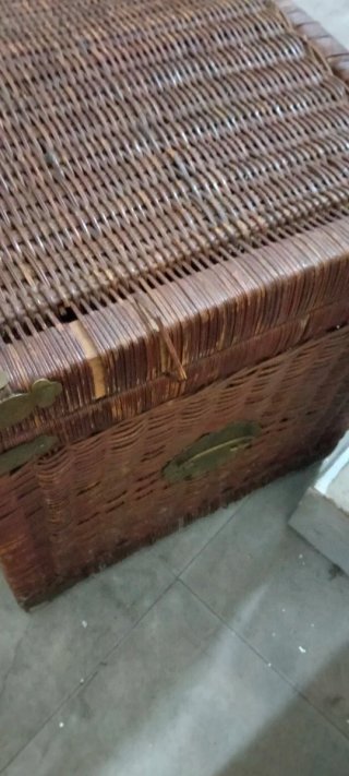 Baúl mimbre y madera con refuerzos latón