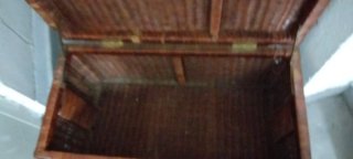 Baúl mimbre y madera con refuerzos latón
