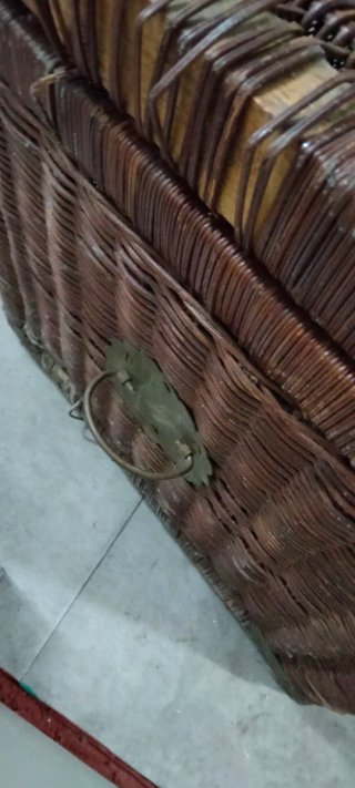 Baúl mimbre y madera con refuerzos latón