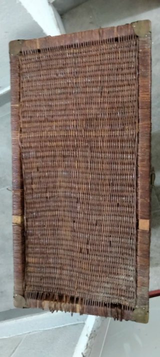 Baúl mimbre y madera con refuerzos latón
