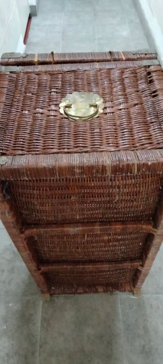 Baúl mimbre y madera con refuerzos latón