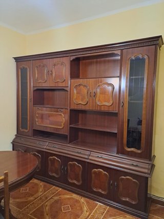 Mueble de comedor de madera y cristal