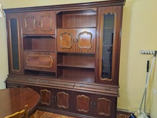 Mueble de comedor de madera y cristal