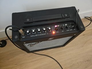 Amplificador Fender Mustang I  20W con footswitch