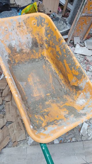 Carretilla de obra naranja y verde
