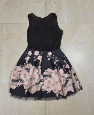Abito nero con fiori rosa