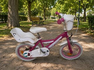 Bicicleta infantil rosa y blanca
