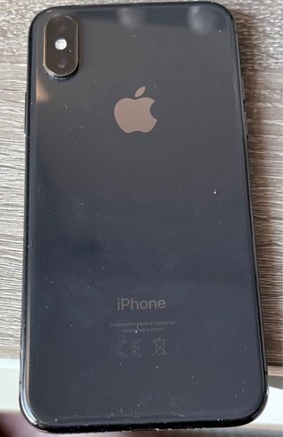iPhone XS con protector y funda