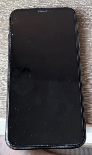 iPhone XS con protector y funda