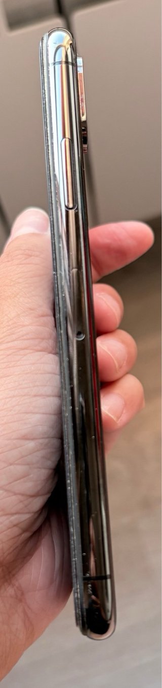 iPhone XS con protector y funda