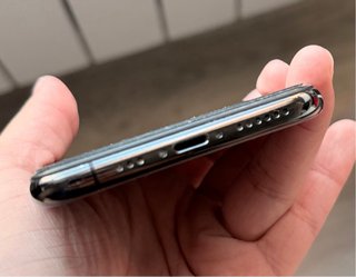 iPhone XS con protector y funda