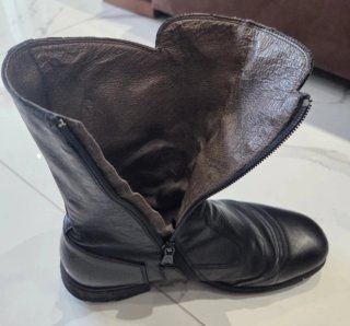 Stivali neri con fibbie