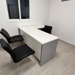 Mesa de oficina angular blanca y gris