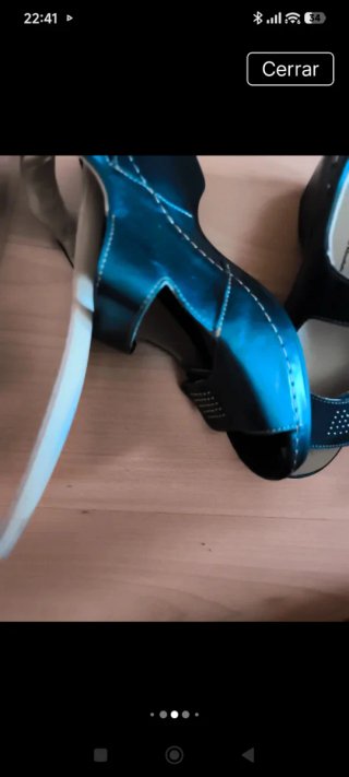 Sandalias Fluchos azul metalizadas .Talla 38