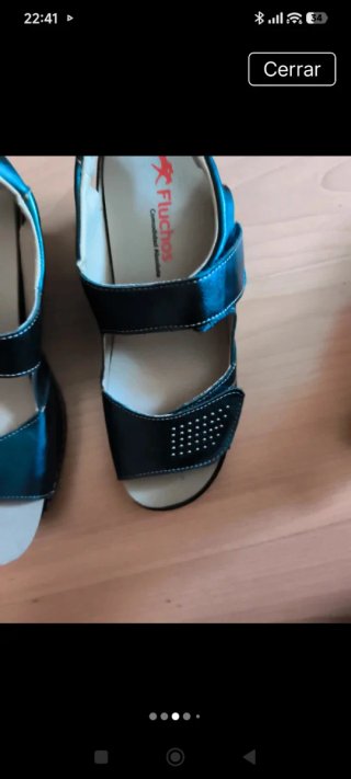 Sandalias Fluchos azul metalizadas .Talla 38