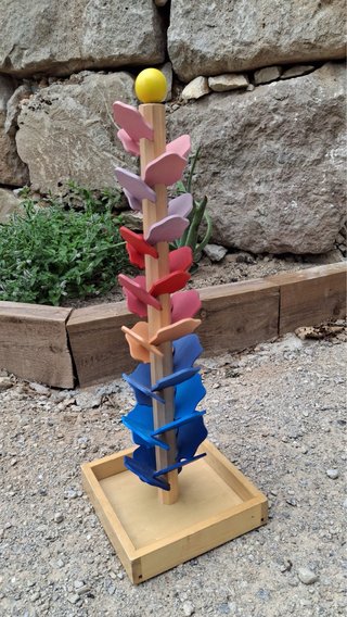 Juguete de madera arcoiris.