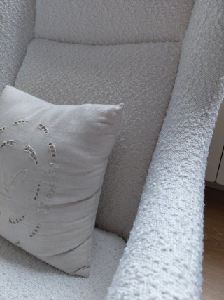 Sillón de lactancia blanco.