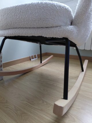Sillón de lactancia blanco.
