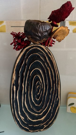 Jarrón decorativo con flores secas