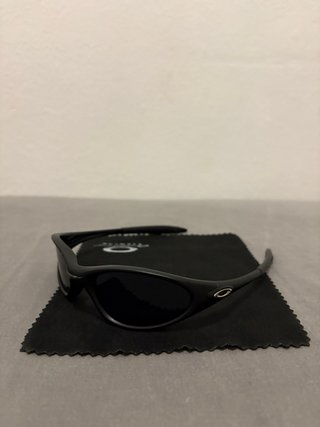 Oakley Minute Vintage Black - Iconic Model