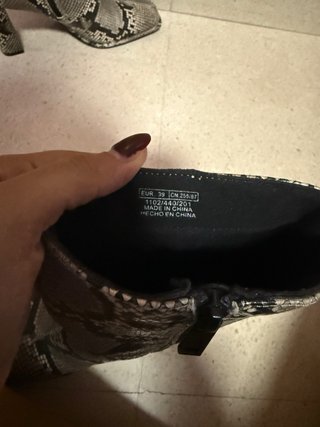 Botas de tacón con estampado de serpiente