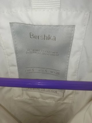 Chaqueta acolchada Bershka blanca