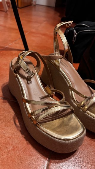 Sandalias doradas cuña esparto